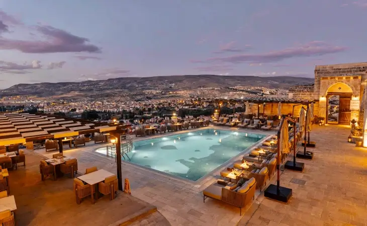 Ürgüp’te Kayakapı Premium Caves panoramik manzaralı havuz ve teras alanı